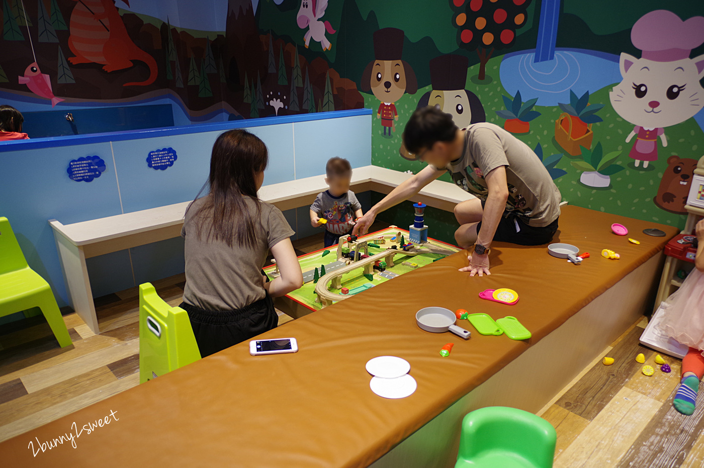[台南。親子餐廳] 童樂島親子餐廳 府城店~溜滑梯球池、大沙坑、積木、軌道車、家家酒…只要用餐就可以免費不限時暢玩二三樓獨立遊戲區｜室內樂園｜室內景點｜雨天景點 @兔兒毛毛姊妹花