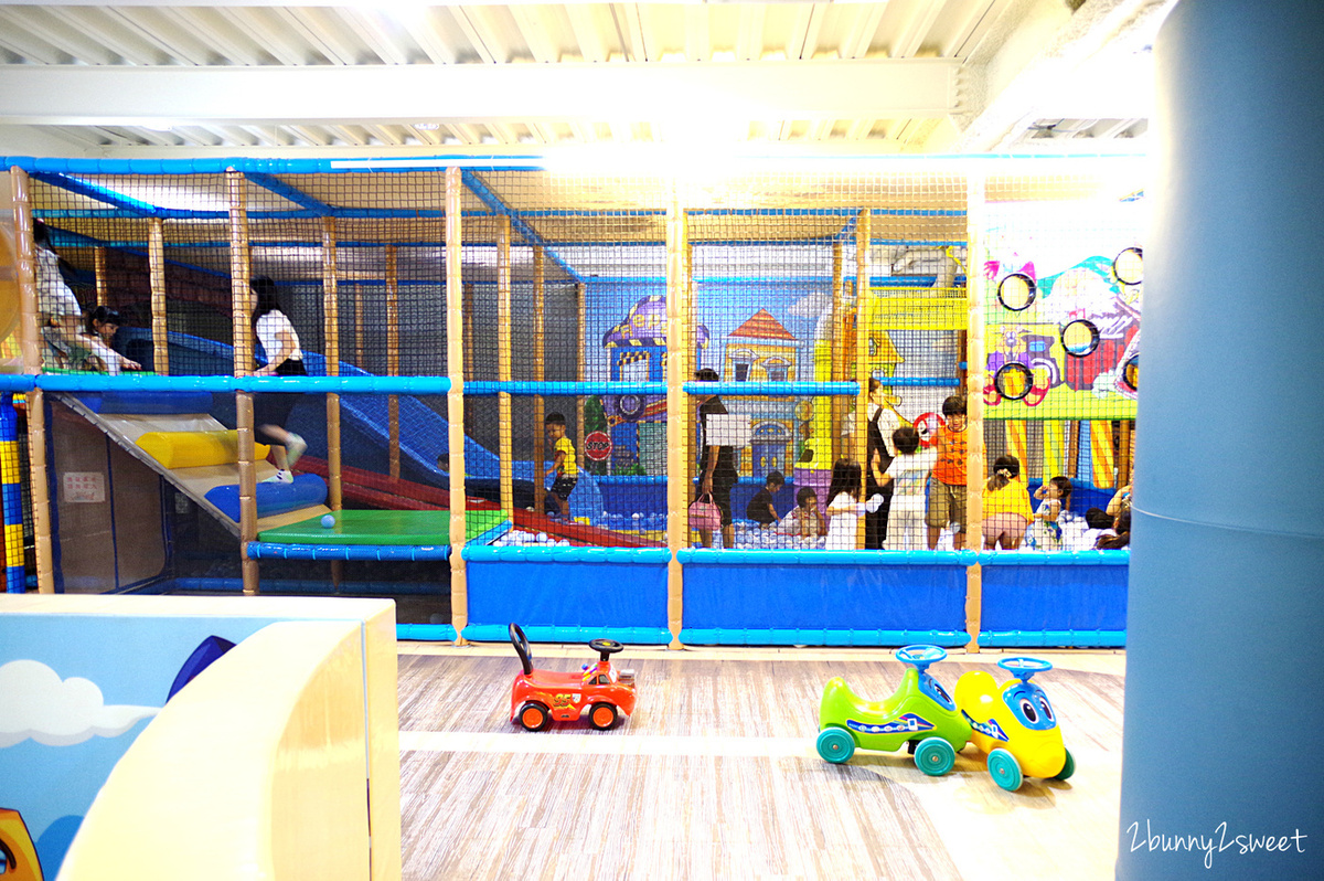 [台南。親子餐廳] 童樂島親子餐廳 府城店~溜滑梯球池、大沙坑、積木、軌道車、家家酒…只要用餐就可以免費不限時暢玩二三樓獨立遊戲區｜室內樂園｜室內景點｜雨天景點 @兔兒毛毛姊妹花