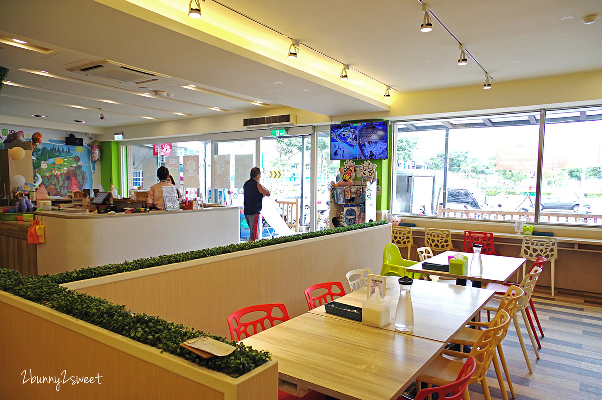 [台南。親子餐廳] 童樂島親子餐廳 府城店~溜滑梯球池、大沙坑、積木、軌道車、家家酒…只要用餐就可以免費不限時暢玩二三樓獨立遊戲區｜室內樂園｜室內景點｜雨天景點 @兔兒毛毛姊妹花