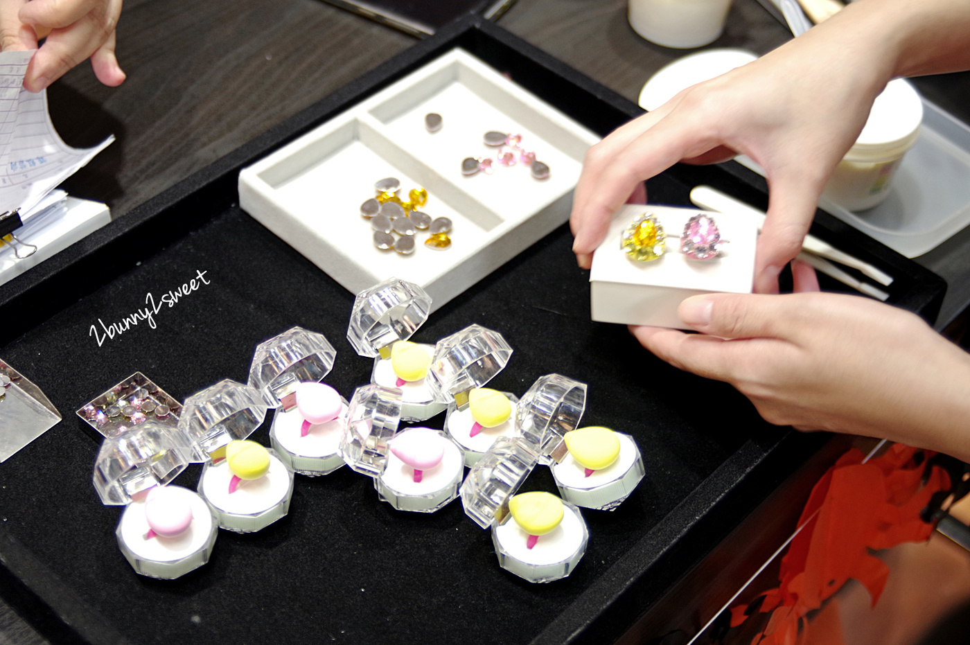 [台北。親子手作] 彩糖貝貝 bebe’ caramelo 親子珠寶美甲課程～小女孩變身美甲師，自己創作閃亮亮又華麗的日式光療美甲｜兒童珠寶手作 DIY｜粉絲報名折 100 元 @兔兒毛毛姊妹花
