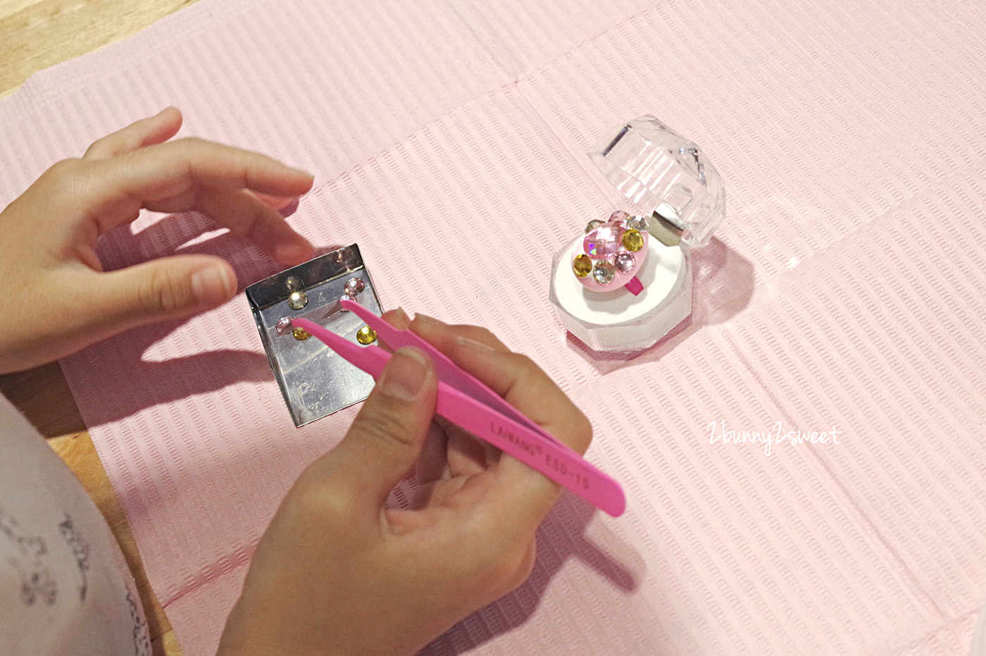 [台北。親子手作] 彩糖貝貝 bebe’ caramelo 親子珠寶美甲課程～小女孩變身美甲師，自己創作閃亮亮又華麗的日式光療美甲｜兒童珠寶手作 DIY｜粉絲報名折 100 元 @兔兒毛毛姊妹花