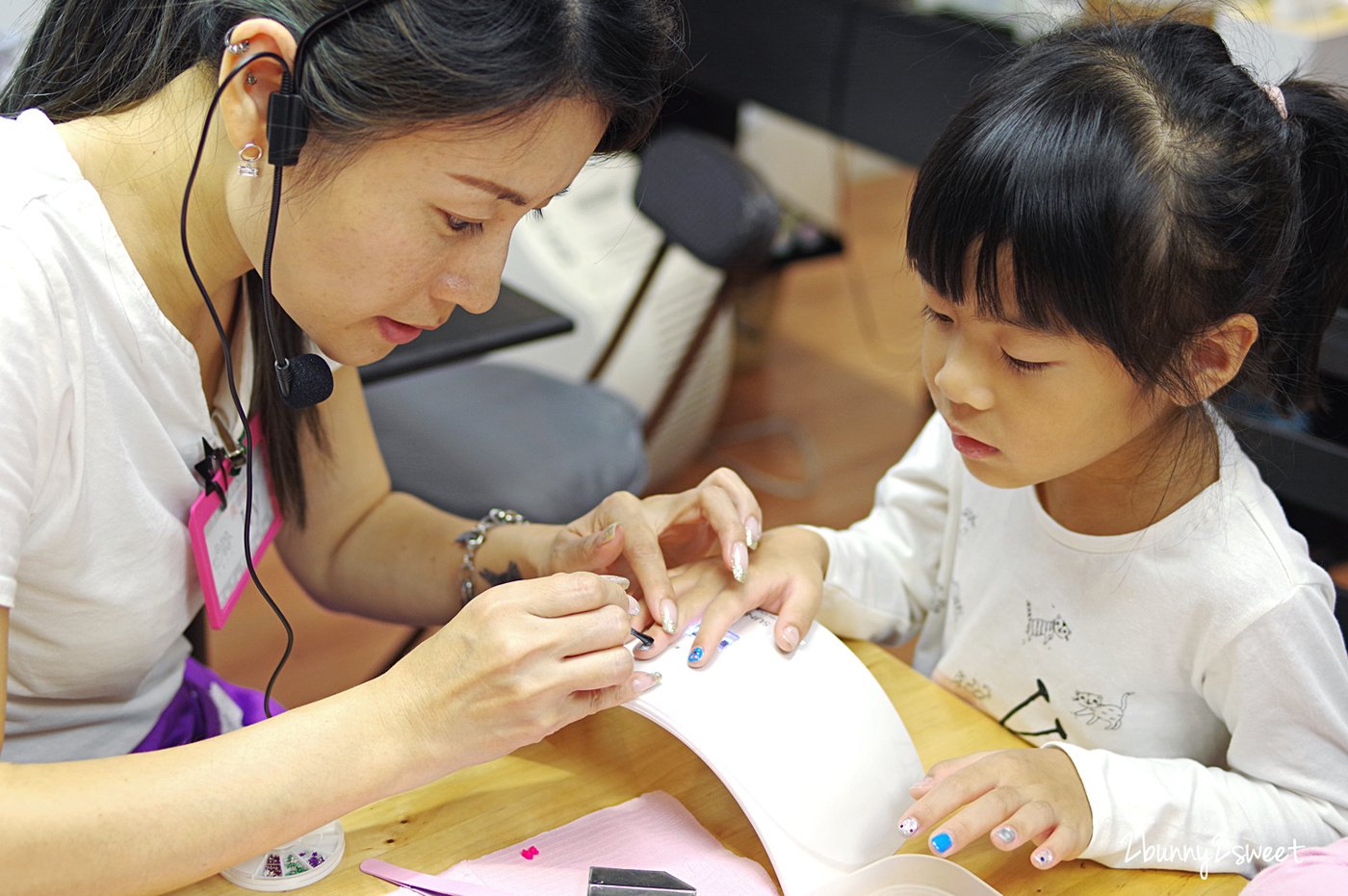 [台北。親子手作] 彩糖貝貝 bebe’ caramelo 親子珠寶美甲課程～小女孩變身美甲師，自己創作閃亮亮又華麗的日式光療美甲｜兒童珠寶手作 DIY｜粉絲報名折 100 元 @兔兒毛毛姊妹花