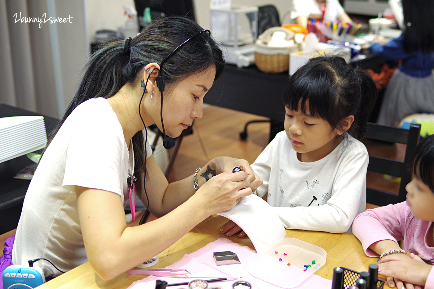 [台北。親子手作] 彩糖貝貝 bebe’ caramelo 親子珠寶美甲課程～小女孩變身美甲師，自己創作閃亮亮又華麗的日式光療美甲｜兒童珠寶手作 DIY｜粉絲報名折 100 元 @兔兒毛毛姊妹花