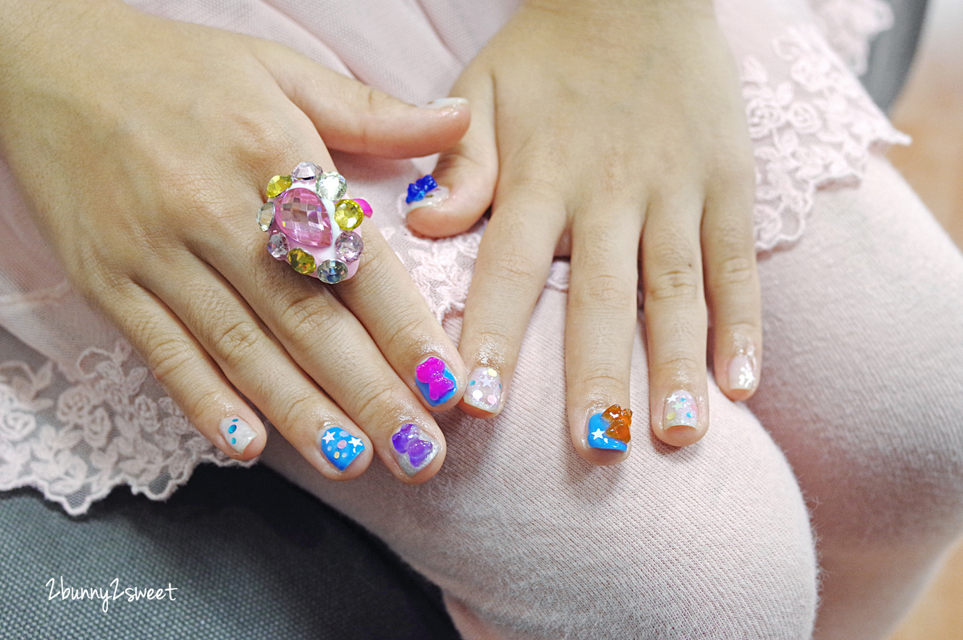 [台北。親子手作] 彩糖貝貝 bebe’ caramelo 親子珠寶美甲課程～小女孩變身美甲師，自己創作閃亮亮又華麗的日式光療美甲｜兒童珠寶手作 DIY｜粉絲報名折 100 元 @兔兒毛毛姊妹花
