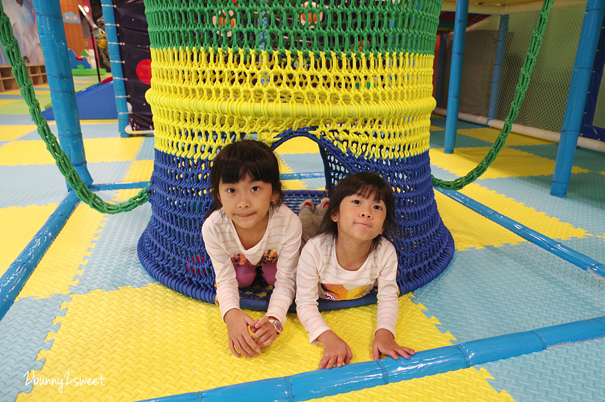 [宜蘭。親子餐廳] 羅東夢幻 Baby 親子餐廳～大型滑梯、攀爬網、跳跳床、氣球屋～三層樓超大空間太空主題遊戲區讓孩子嗨翻天｜室內景點｜雨天景點 @兔兒毛毛姊妹花