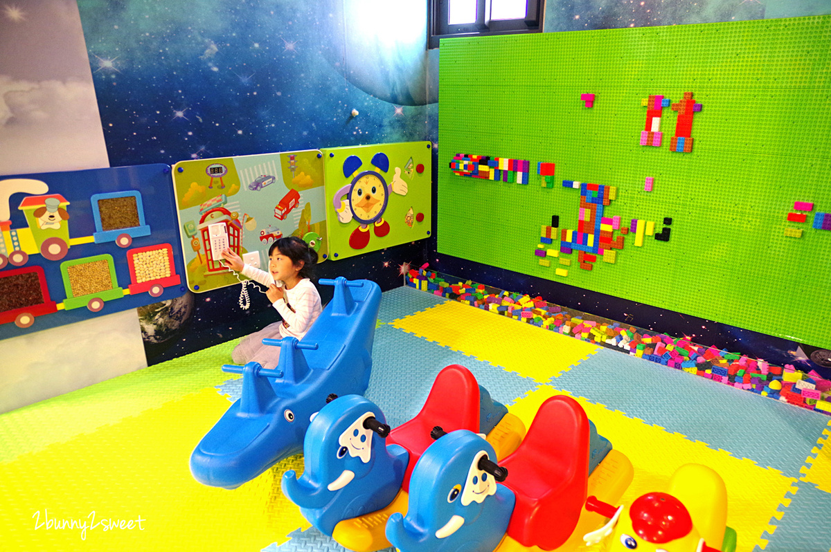 [宜蘭。親子餐廳] 羅東夢幻 Baby 親子餐廳～大型滑梯、攀爬網、跳跳床、氣球屋～三層樓超大空間太空主題遊戲區讓孩子嗨翻天｜室內景點｜雨天景點 @兔兒毛毛姊妹花