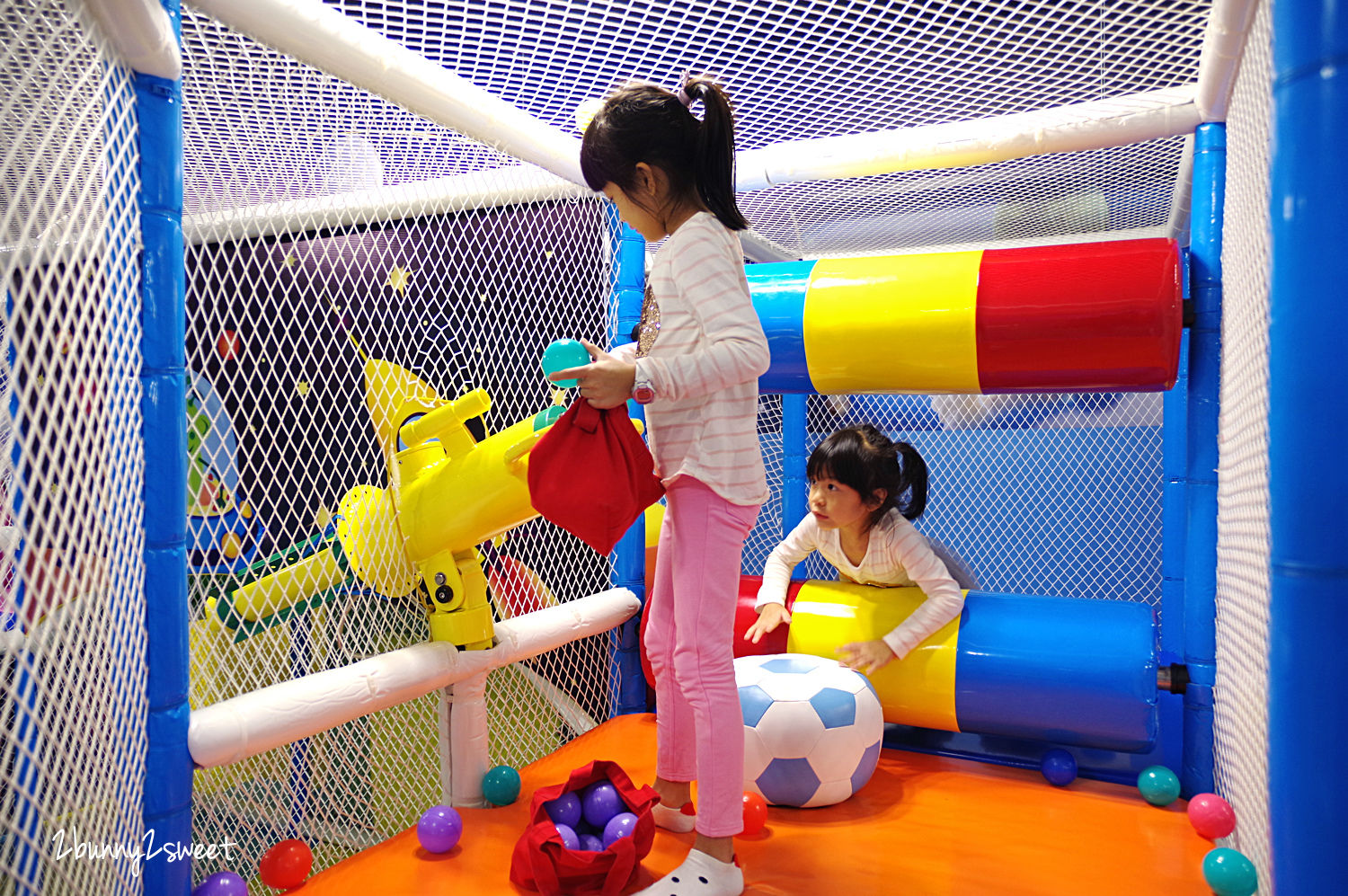 [宜蘭。親子餐廳] 羅東夢幻 Baby 親子餐廳～大型滑梯、攀爬網、跳跳床、氣球屋～三層樓超大空間太空主題遊戲區讓孩子嗨翻天｜室內景點｜雨天景點 @兔兒毛毛姊妹花