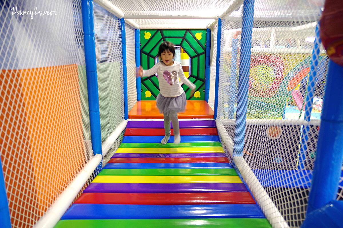 [宜蘭。親子餐廳] 羅東夢幻 Baby 親子餐廳～大型滑梯、攀爬網、跳跳床、氣球屋～三層樓超大空間太空主題遊戲區讓孩子嗨翻天｜室內景點｜雨天景點 @兔兒毛毛姊妹花