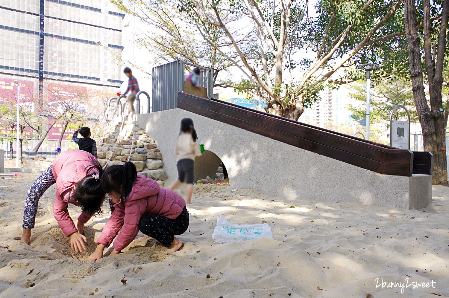 [台中。特色公園] 文心森林公園全新大沙坑木質遊戲區～木珠滑梯、伸縮木樁、搖擺平衡木、超大沙坑&hellip;刺激感官、訓練體能、啟發心智的十二感官遊樂設施特別又好玩!!｜親子景點｜免費景點 @兔兒毛毛姊妹花
