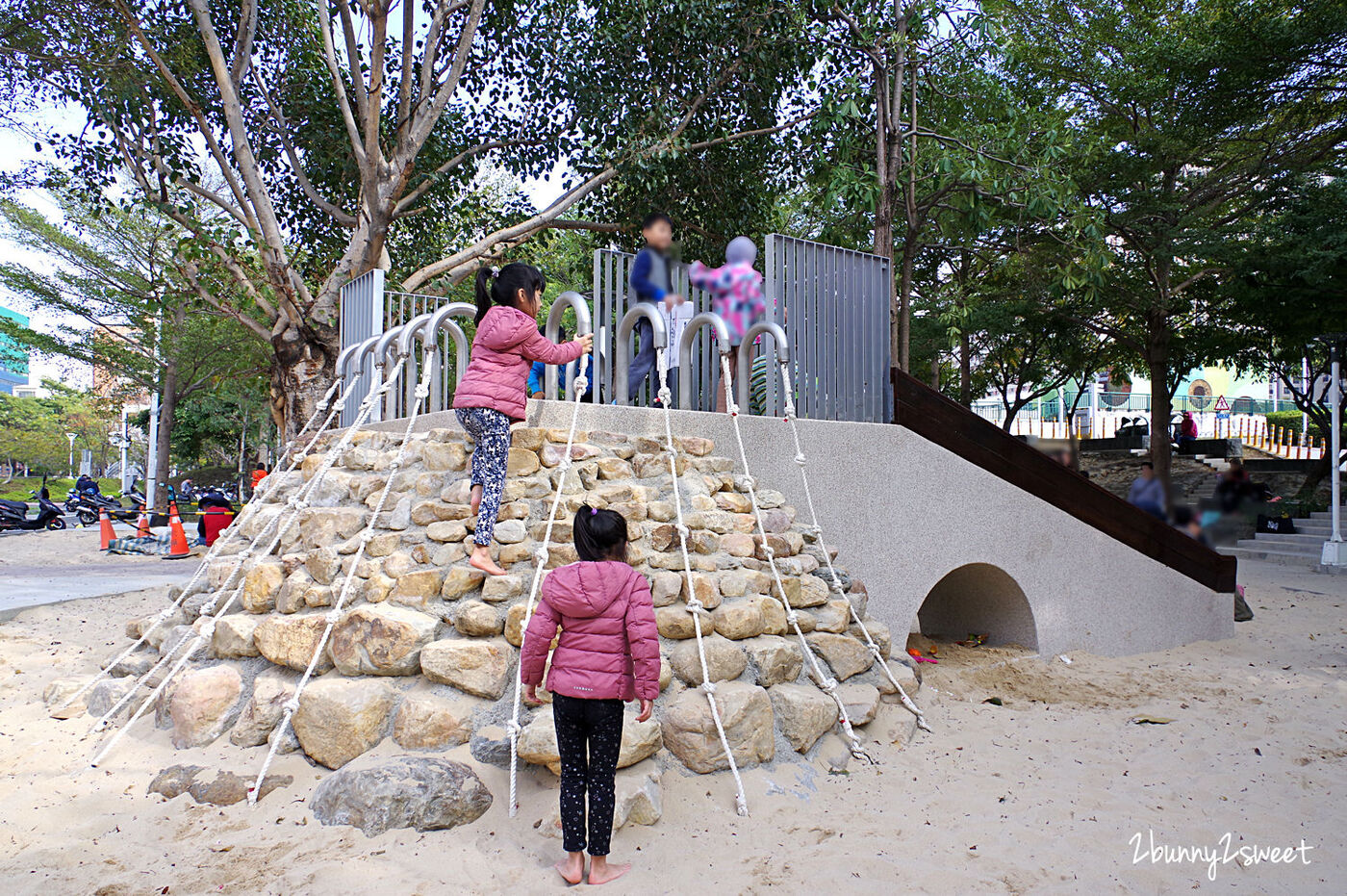 [台中。特色公園] 文心森林公園全新大沙坑木質遊戲區～木珠滑梯、伸縮木樁、搖擺平衡木、超大沙坑&hellip;刺激感官、訓練體能、啟發心智的十二感官遊樂設施特別又好玩!!｜親子景點｜免費景點 @兔兒毛毛姊妹花