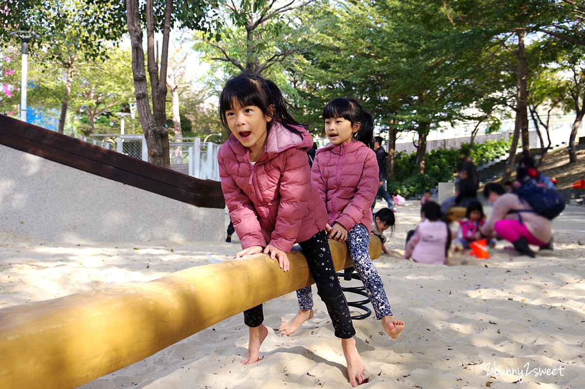 [台中。特色公園] 文心森林公園全新大沙坑木質遊戲區～木珠滑梯、伸縮木樁、搖擺平衡木、超大沙坑&hellip;刺激感官、訓練體能、啟發心智的十二感官遊樂設施特別又好玩!!｜親子景點｜免費景點 @兔兒毛毛姊妹花