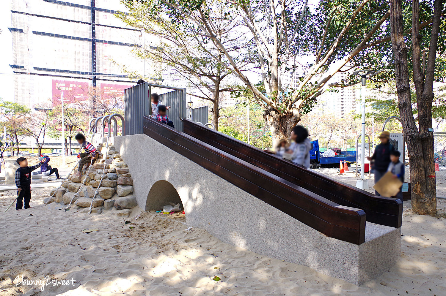 [台中。特色公園] 文心森林公園全新大沙坑木質遊戲區～木珠滑梯、伸縮木樁、搖擺平衡木、超大沙坑&hellip;刺激感官、訓練體能、啟發心智的十二感官遊樂設施特別又好玩!!｜親子景點｜免費景點 @兔兒毛毛姊妹花