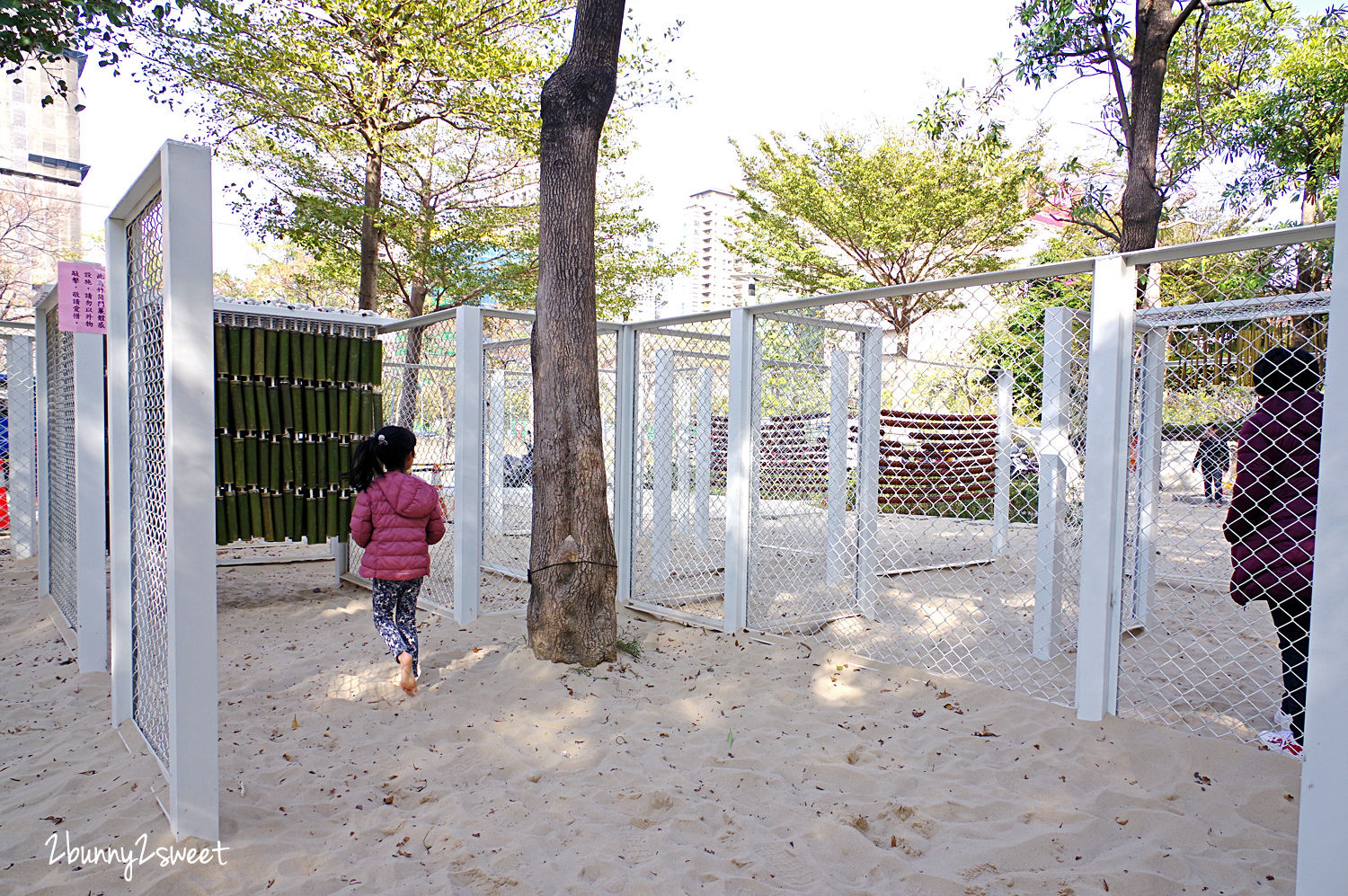 [台中。特色公園] 文心森林公園全新大沙坑木質遊戲區～木珠滑梯、伸縮木樁、搖擺平衡木、超大沙坑&hellip;刺激感官、訓練體能、啟發心智的十二感官遊樂設施特別又好玩!!｜親子景點｜免費景點 @兔兒毛毛姊妹花