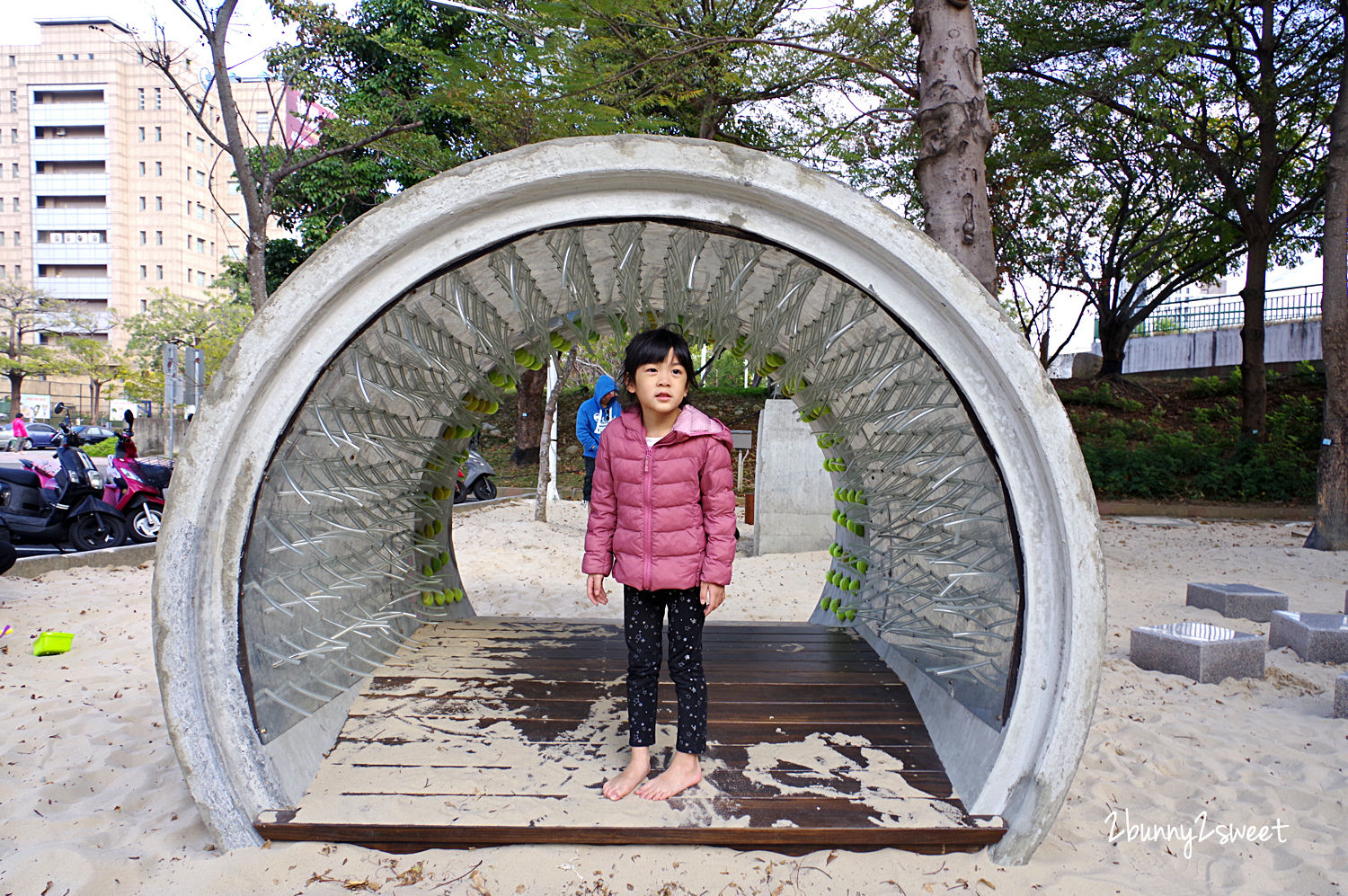 [台中。特色公園] 文心森林公園全新大沙坑木質遊戲區～木珠滑梯、伸縮木樁、搖擺平衡木、超大沙坑&hellip;刺激感官、訓練體能、啟發心智的十二感官遊樂設施特別又好玩!!｜親子景點｜免費景點 @兔兒毛毛姊妹花