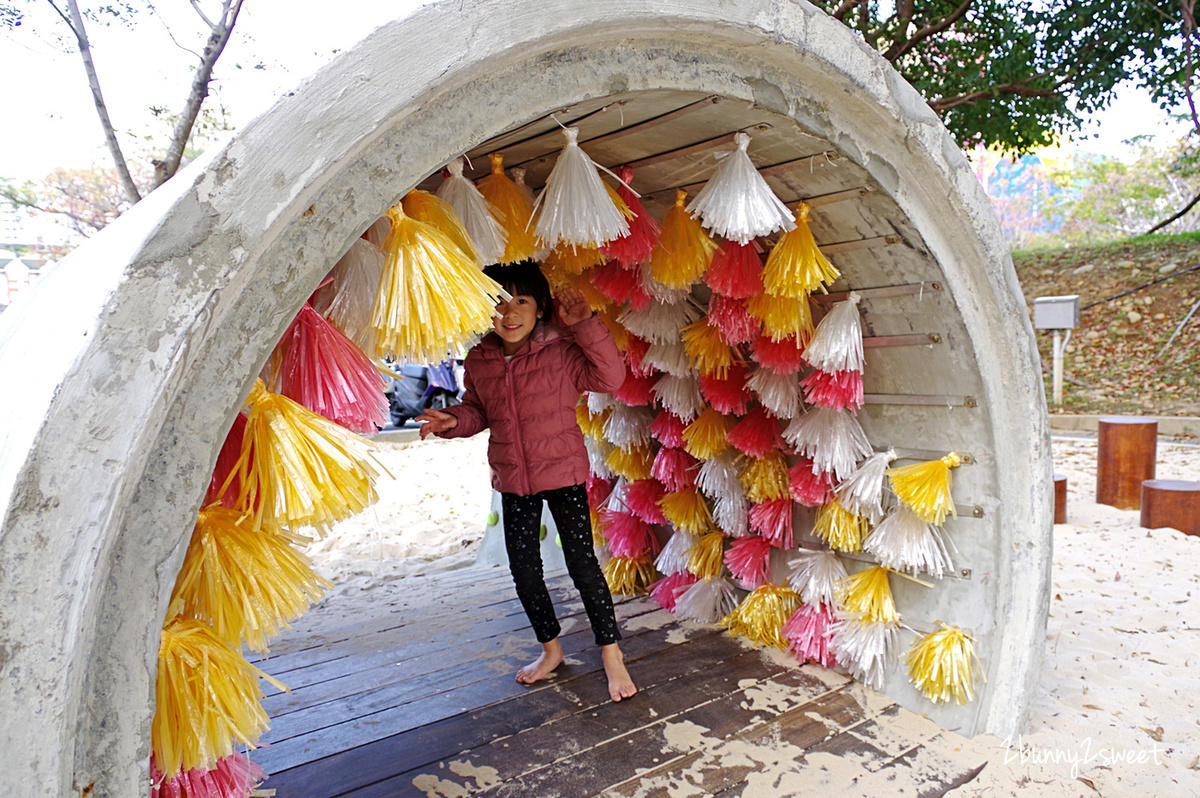 [台中。特色公園] 文心森林公園全新大沙坑木質遊戲區～木珠滑梯、伸縮木樁、搖擺平衡木、超大沙坑&hellip;刺激感官、訓練體能、啟發心智的十二感官遊樂設施特別又好玩!!｜親子景點｜免費景點 @兔兒毛毛姊妹花