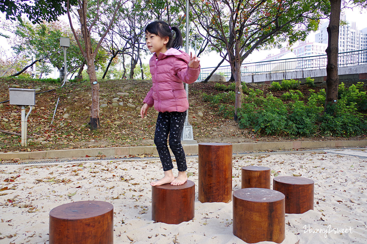 [台中。特色公園] 文心森林公園全新大沙坑木質遊戲區～木珠滑梯、伸縮木樁、搖擺平衡木、超大沙坑&hellip;刺激感官、訓練體能、啟發心智的十二感官遊樂設施特別又好玩!!｜親子景點｜免費景點 @兔兒毛毛姊妹花