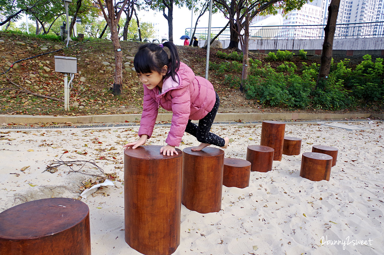 [台中。特色公園] 文心森林公園全新大沙坑木質遊戲區～木珠滑梯、伸縮木樁、搖擺平衡木、超大沙坑&hellip;刺激感官、訓練體能、啟發心智的十二感官遊樂設施特別又好玩!!｜親子景點｜免費景點 @兔兒毛毛姊妹花