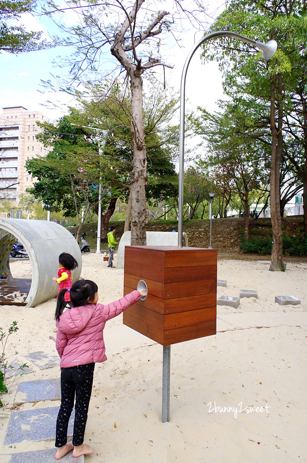 [台中。特色公園] 文心森林公園全新大沙坑木質遊戲區～木珠滑梯、伸縮木樁、搖擺平衡木、超大沙坑&hellip;刺激感官、訓練體能、啟發心智的十二感官遊樂設施特別又好玩!!｜親子景點｜免費景點 @兔兒毛毛姊妹花