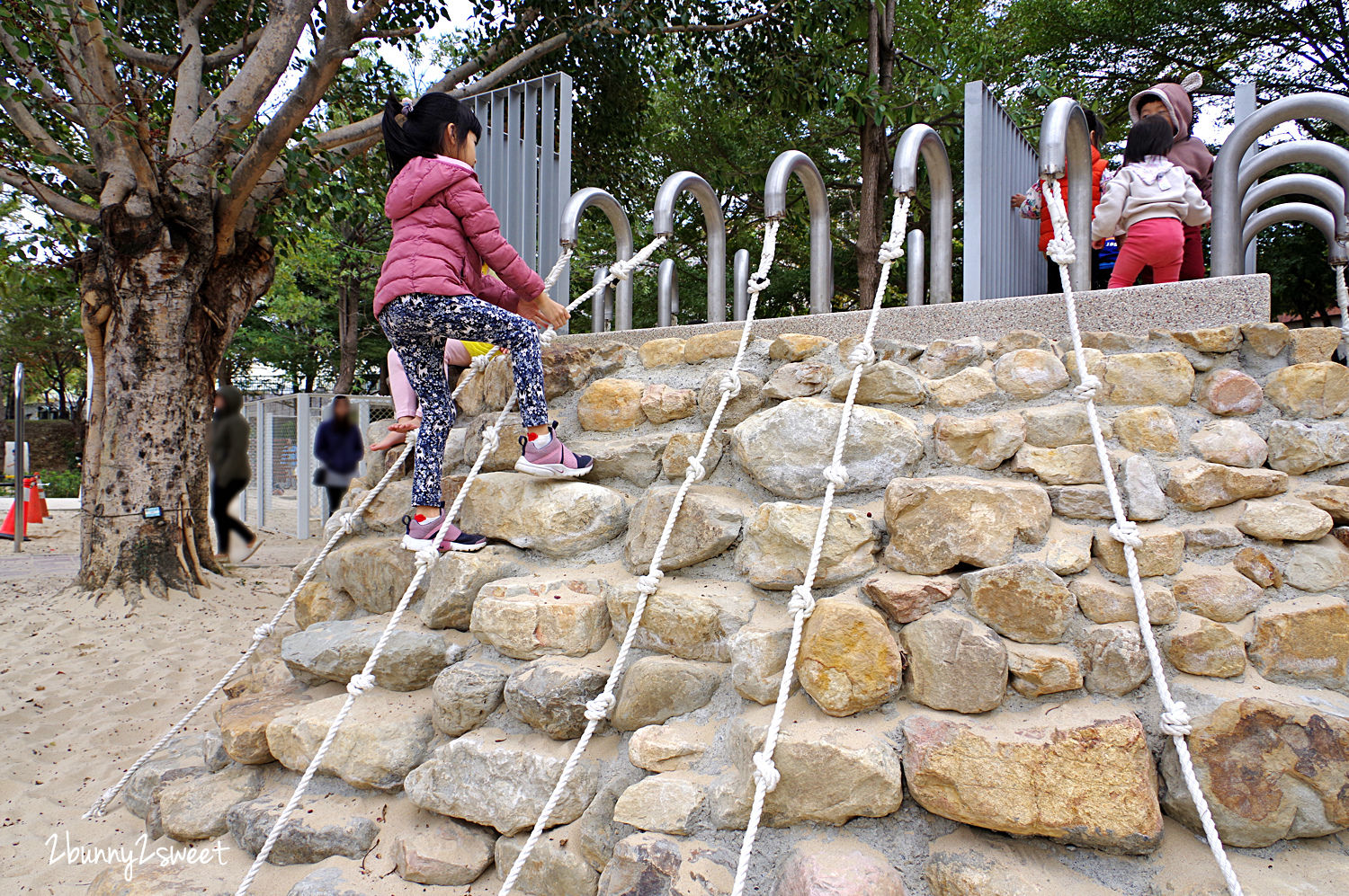 [台中。特色公園] 文心森林公園全新大沙坑木質遊戲區～木珠滑梯、伸縮木樁、搖擺平衡木、超大沙坑&hellip;刺激感官、訓練體能、啟發心智的十二感官遊樂設施特別又好玩!!｜親子景點｜免費景點 @兔兒毛毛姊妹花