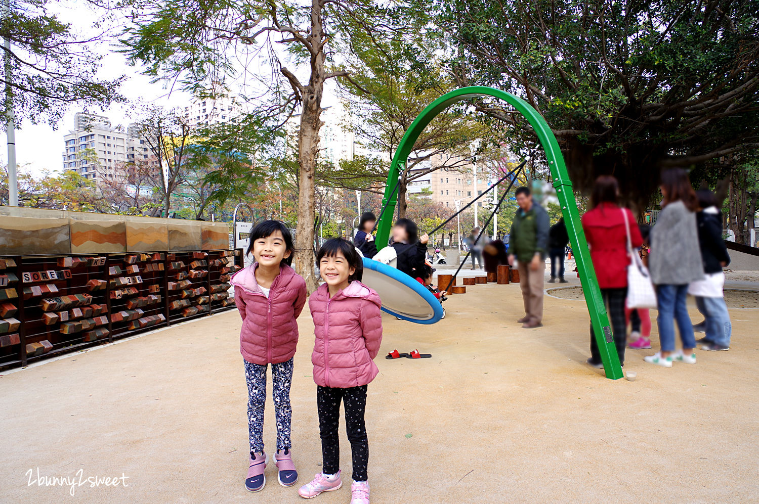 [台中。特色公園] 文心森林公園全新大沙坑木質遊戲區～木珠滑梯、伸縮木樁、搖擺平衡木、超大沙坑&hellip;刺激感官、訓練體能、啟發心智的十二感官遊樂設施特別又好玩!!｜親子景點｜免費景點 @兔兒毛毛姊妹花