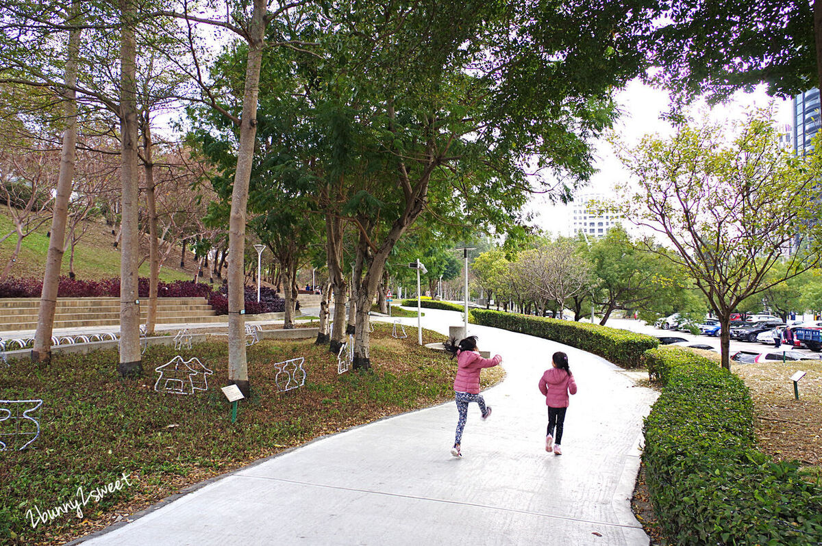 [台中。特色公園] 文心森林公園全新大沙坑木質遊戲區～木珠滑梯、伸縮木樁、搖擺平衡木、超大沙坑&hellip;刺激感官、訓練體能、啟發心智的十二感官遊樂設施特別又好玩!!｜親子景點｜免費景點 @兔兒毛毛姊妹花