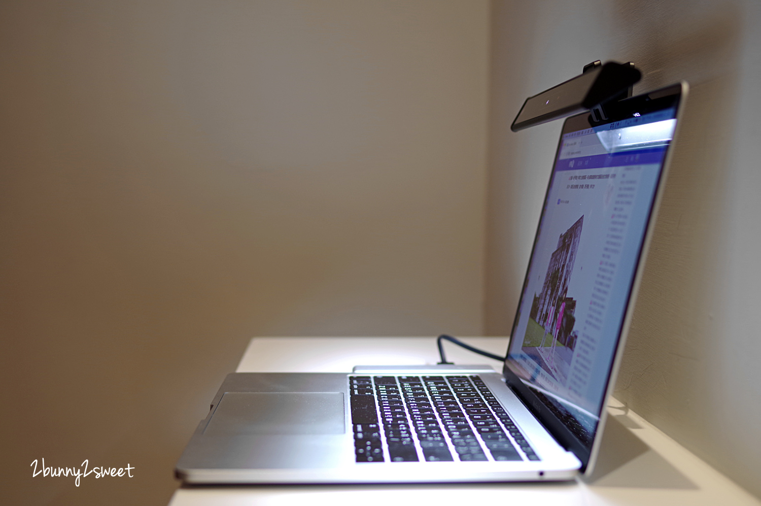 [好物。開箱] BenQ WiT ScreenBar Lite 筆電智能掛燈~輕巧便攜、智慧調整亮度及光線～最聰明的行動檯燈 @兔兒毛毛姊妹花