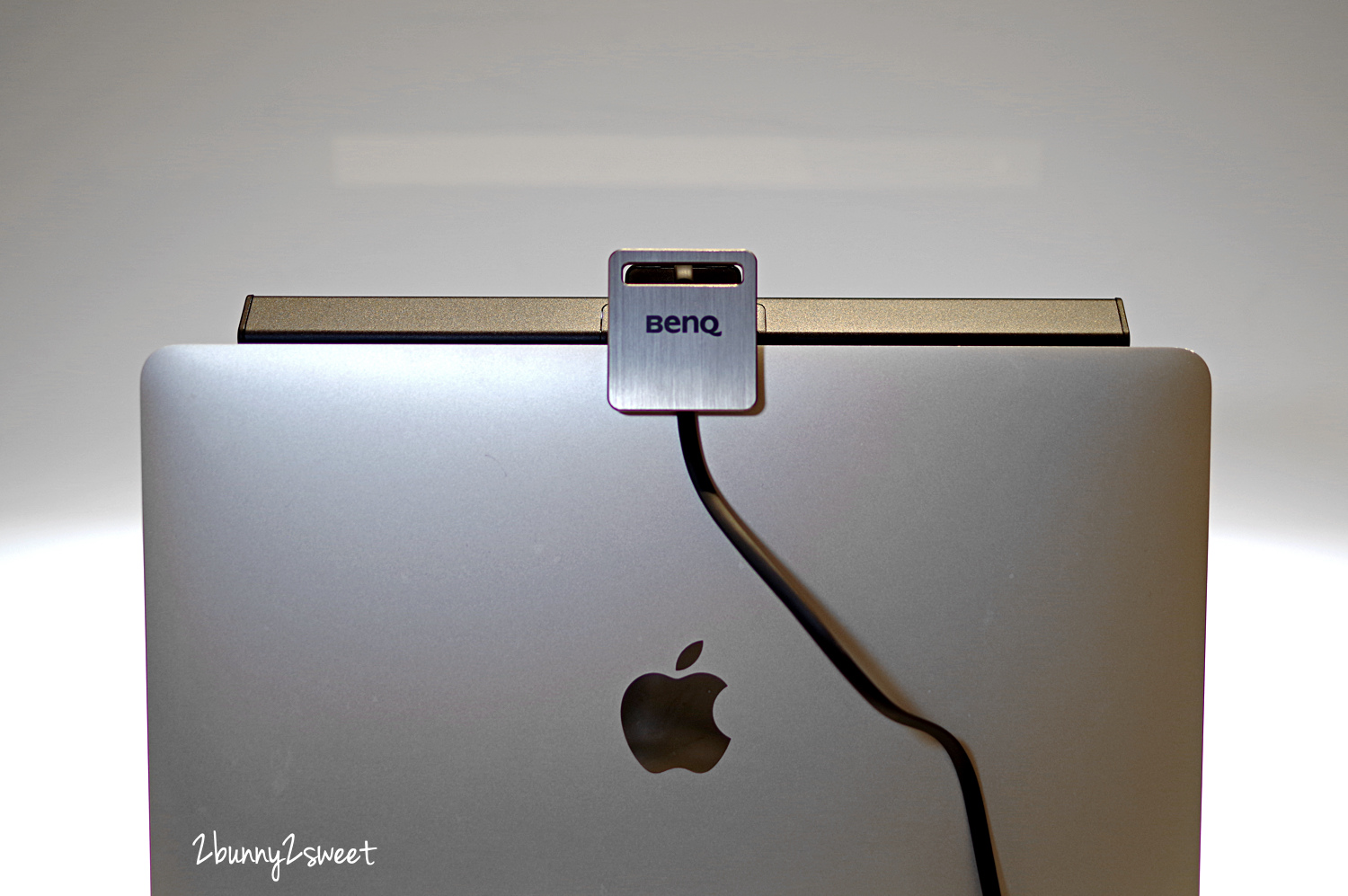 [好物。開箱] BenQ WiT ScreenBar Lite 筆電智能掛燈~輕巧便攜、智慧調整亮度及光線～最聰明的行動檯燈 @兔兒毛毛姊妹花