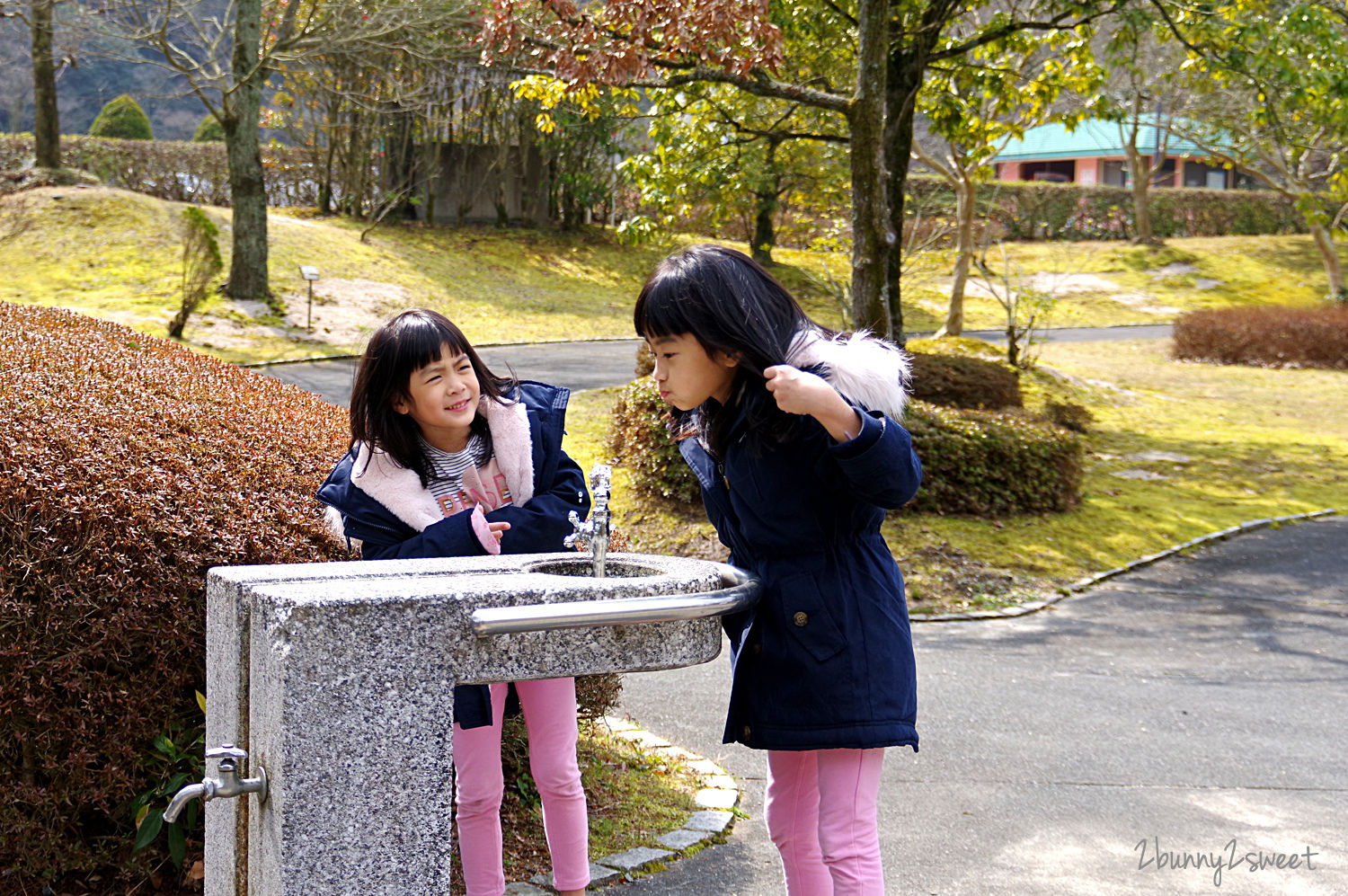 【夜須高原紀念之森】福岡親子景點推薦｜免費恐龍溜滑梯公園、戲水區、森林迷宮免費玩 @兔兒毛毛姊妹花
