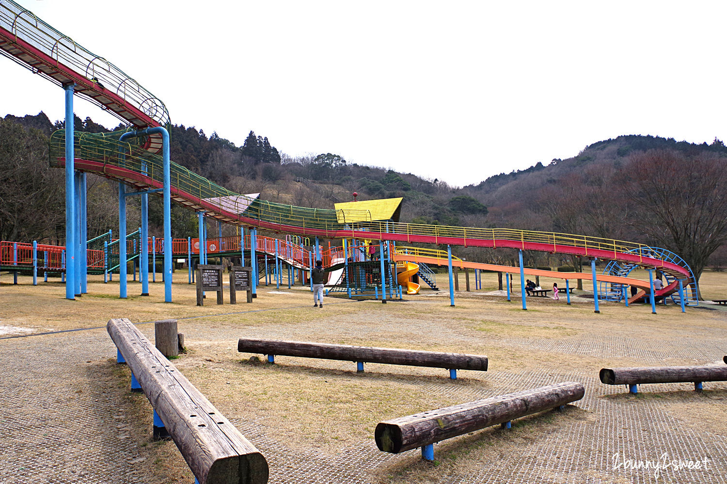 【夜須高原紀念之森】福岡親子景點推薦｜免費恐龍溜滑梯公園、戲水區、森林迷宮免費玩 @兔兒毛毛姊妹花