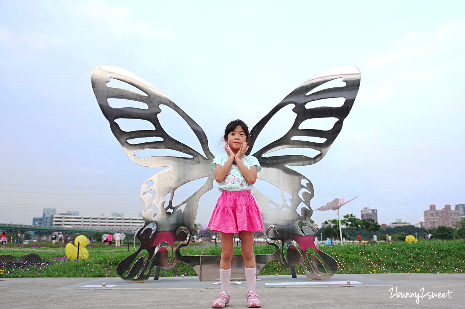 [台北。親子景點] 板橋蝴蝶公園地景花海｜板橋蝴蝶花園-光之饗宴~白天遊花海、晚上賞光雕，50 萬顆燈泡打造光影彩蝶、玫瑰蝶廊、蝴蝶城堡～2019 最浪漫的 IG 美拍景點｜交通及停車資訊 @兔兒毛毛姊妹花