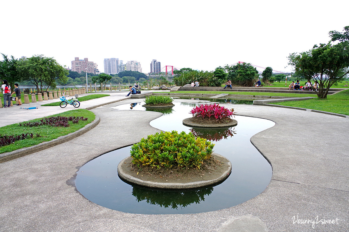 [台北。親子景點] 板橋蝴蝶公園地景花海｜板橋蝴蝶花園-光之饗宴~白天遊花海、晚上賞光雕，50 萬顆燈泡打造光影彩蝶、玫瑰蝶廊、蝴蝶城堡～2019 最浪漫的 IG 美拍景點｜交通及停車資訊 @兔兒毛毛姊妹花