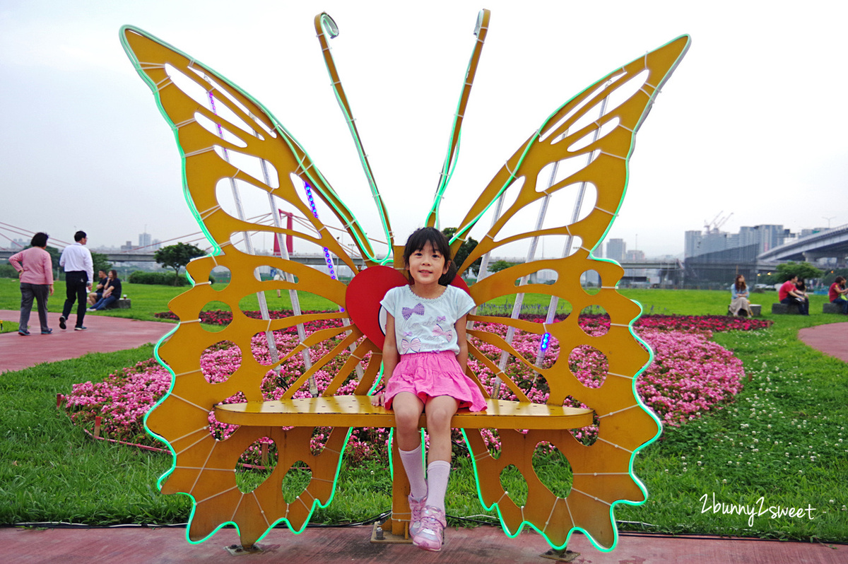 [台北。親子景點] 板橋蝴蝶公園地景花海｜板橋蝴蝶花園-光之饗宴~白天遊花海、晚上賞光雕，50 萬顆燈泡打造光影彩蝶、玫瑰蝶廊、蝴蝶城堡～2019 最浪漫的 IG 美拍景點｜交通及停車資訊 @兔兒毛毛姊妹花