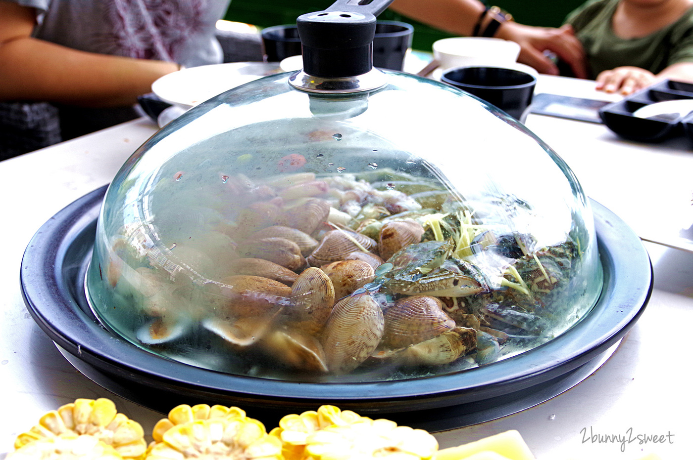[越南｜芽莊。美食餐廳] 仙庄花園餐廳 Nhà Hàng Ti&ecirc;n Trang Sea Food Restaurant～無敵海景配尚青海鮮蒸汽鍋，鮮蝦、螃蟹、海瓜子、海膽蒸蛋&hellip;好澎湃｜誠旺旅行社 愛越芽莊｜芽莊直航 @兔兒毛毛姊妹花