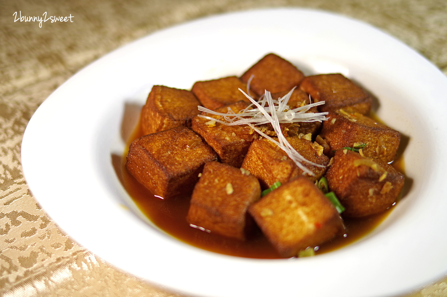 [台北。美食] 北投大地酒店 奇岩１號 川湘料理~麻辣鍋煮櫻桃鴨？稻梗繩綁牛小排？全新菜色『天府冒鴨鍋』、冠軍料理『稻香大地牛』～北投溫泉鄉最色香味俱全的冠軍主廚中餐廳｜捷運新北投站美食 @兔兒毛毛姊妹花