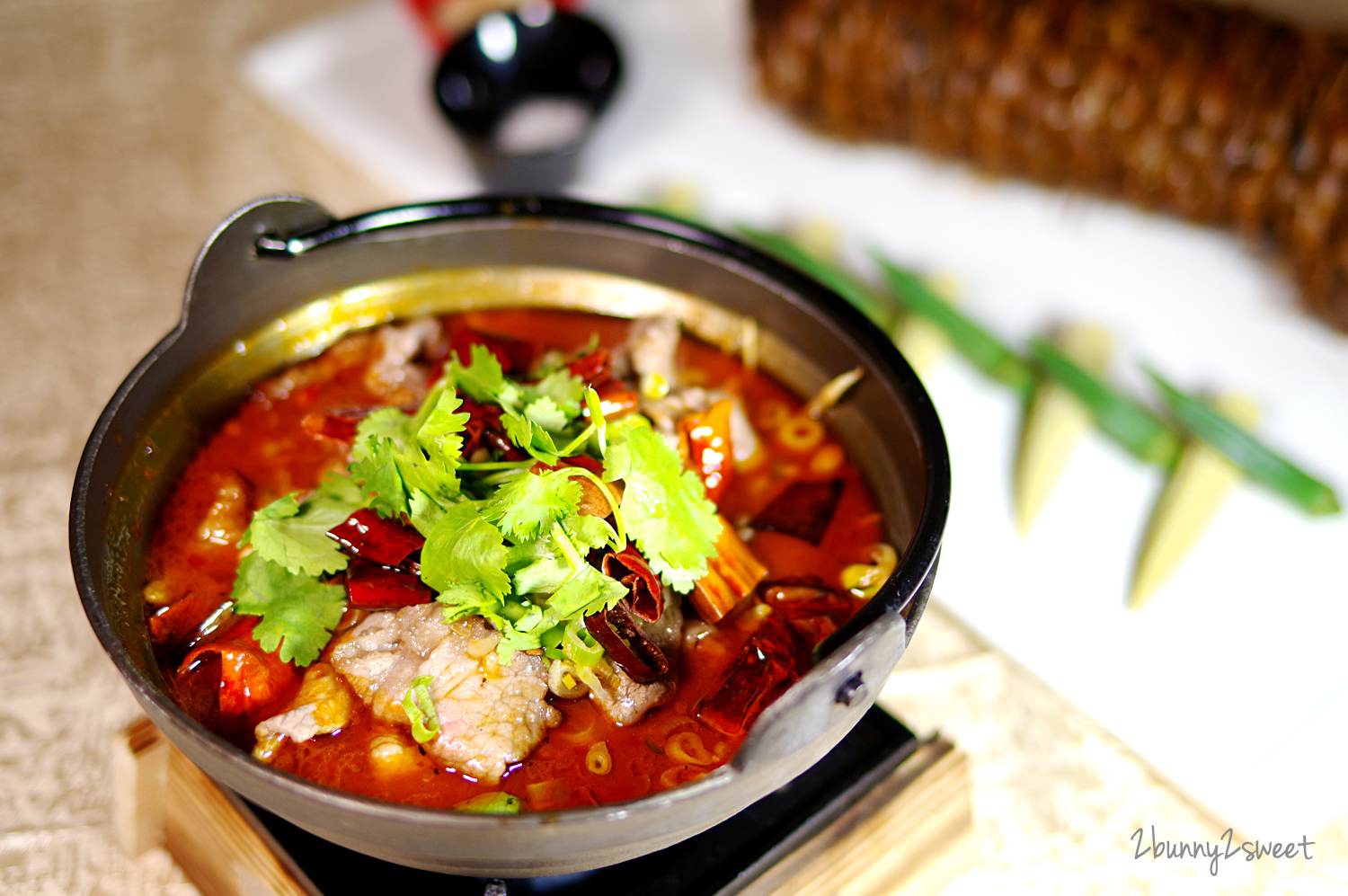 [台北。美食] 北投大地酒店 奇岩１號 川湘料理~麻辣鍋煮櫻桃鴨？稻梗繩綁牛小排？全新菜色『天府冒鴨鍋』、冠軍料理『稻香大地牛』～北投溫泉鄉最色香味俱全的冠軍主廚中餐廳｜捷運新北投站美食 @兔兒毛毛姊妹花
