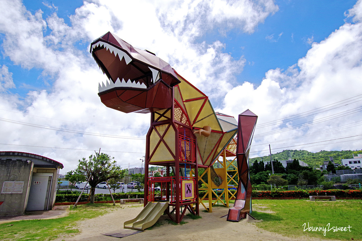 沖繩景點「東濱恐龍公園｜東浜きょうりゅう公園」三層樓高巨大暴龍溜滑梯公園 @兔兒毛毛姊妹花