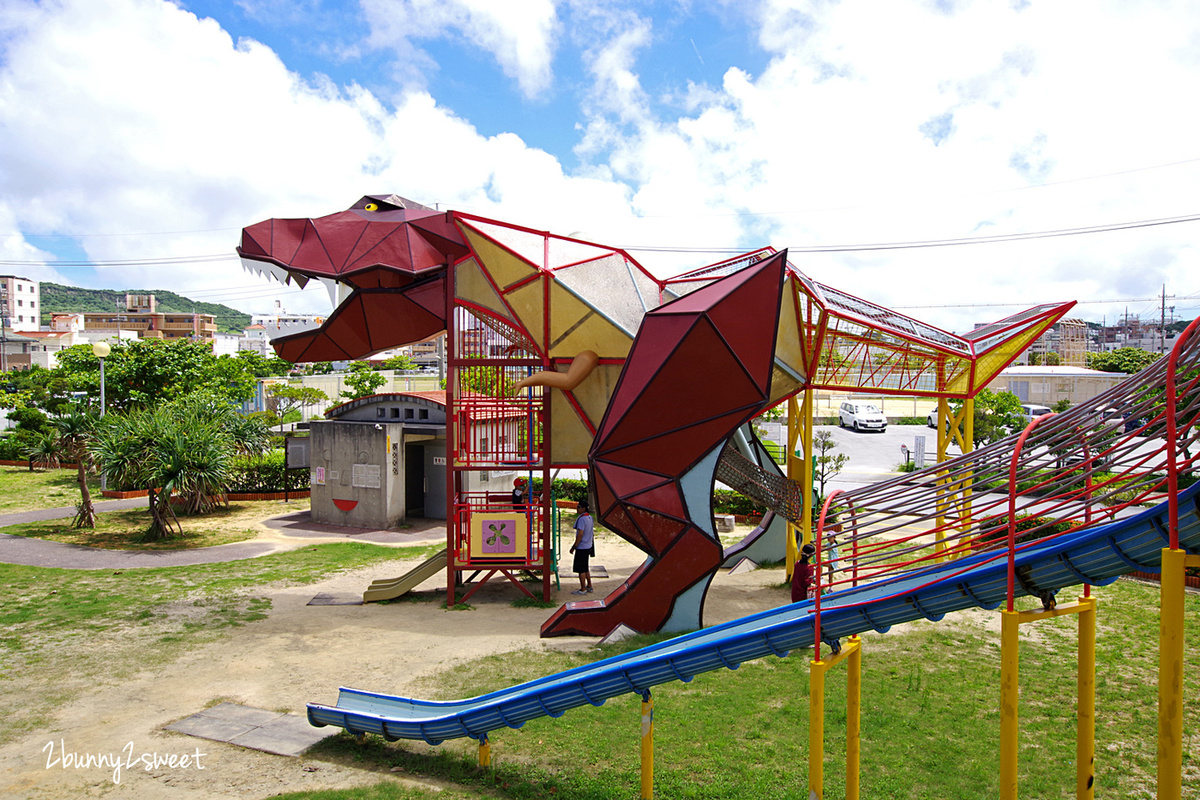 沖繩景點「東濱恐龍公園｜東浜きょうりゅう公園」三層樓高巨大暴龍溜滑梯公園 @兔兒毛毛姊妹花
