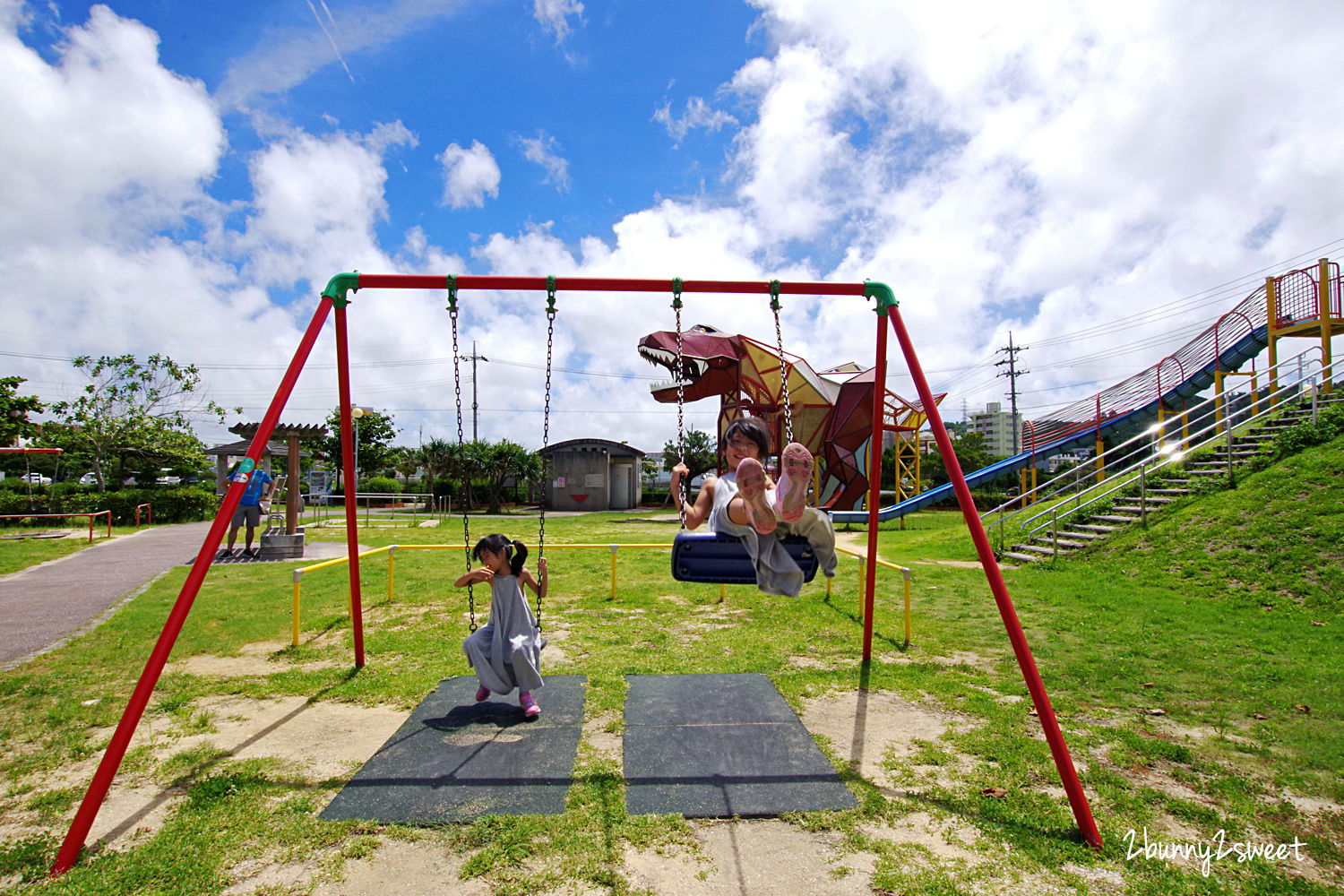 沖繩景點「東濱恐龍公園｜東浜きょうりゅう公園」三層樓高巨大暴龍溜滑梯公園 @兔兒毛毛姊妹花