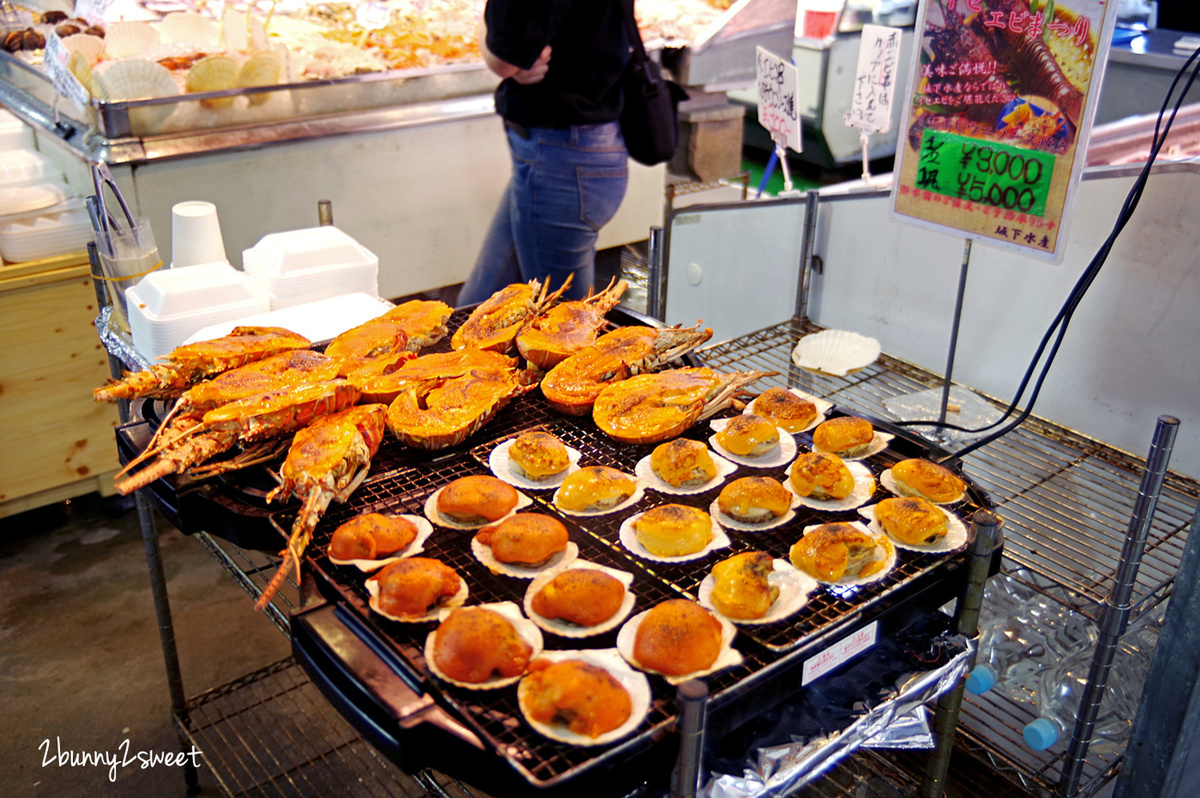 [沖繩｜系滿。美食] 系滿漁市場～新鮮平價、環境乾淨、附設餐區、生熟食都有都有～適合親子用餐的魚市美食區｜沖繩美食｜系滿美食｜海鮮料理 @兔兒毛毛姊妹花