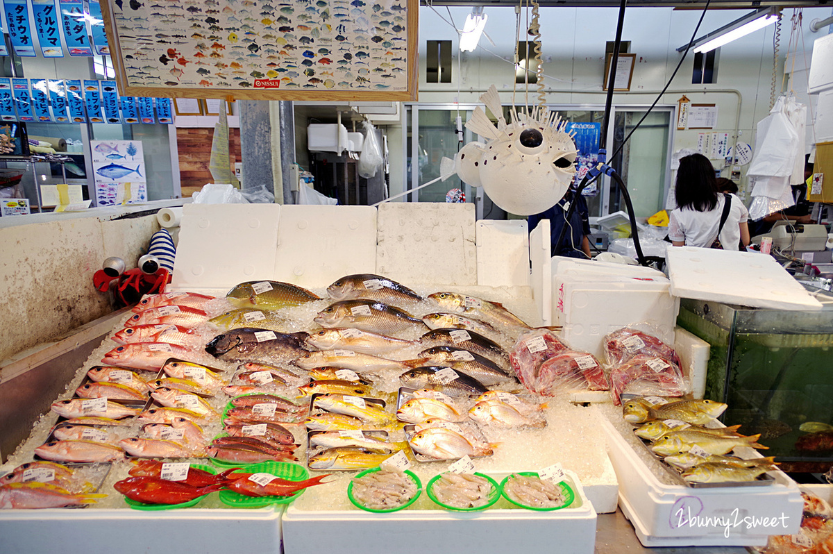 [沖繩｜系滿。美食] 系滿漁市場～新鮮平價、環境乾淨、附設餐區、生熟食都有都有～適合親子用餐的魚市美食區｜沖繩美食｜系滿美食｜海鮮料理 @兔兒毛毛姊妹花
