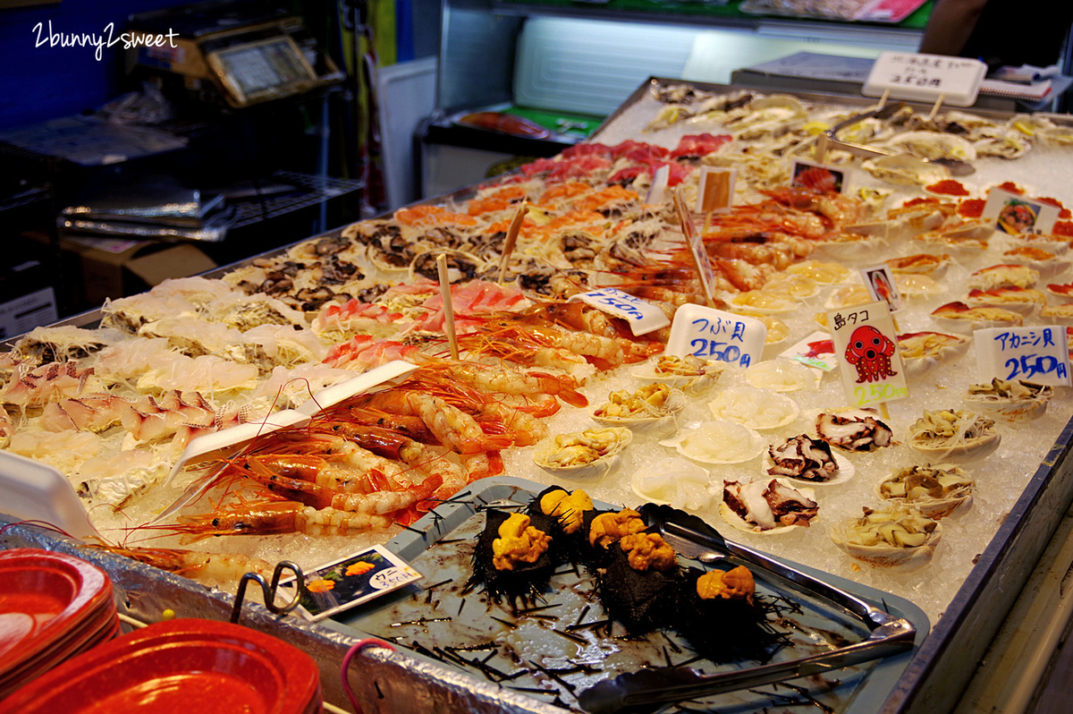 [沖繩｜系滿。美食] 系滿漁市場～新鮮平價、環境乾淨、附設餐區、生熟食都有都有～適合親子用餐的魚市美食區｜沖繩美食｜系滿美食｜海鮮料理 @兔兒毛毛姊妹花