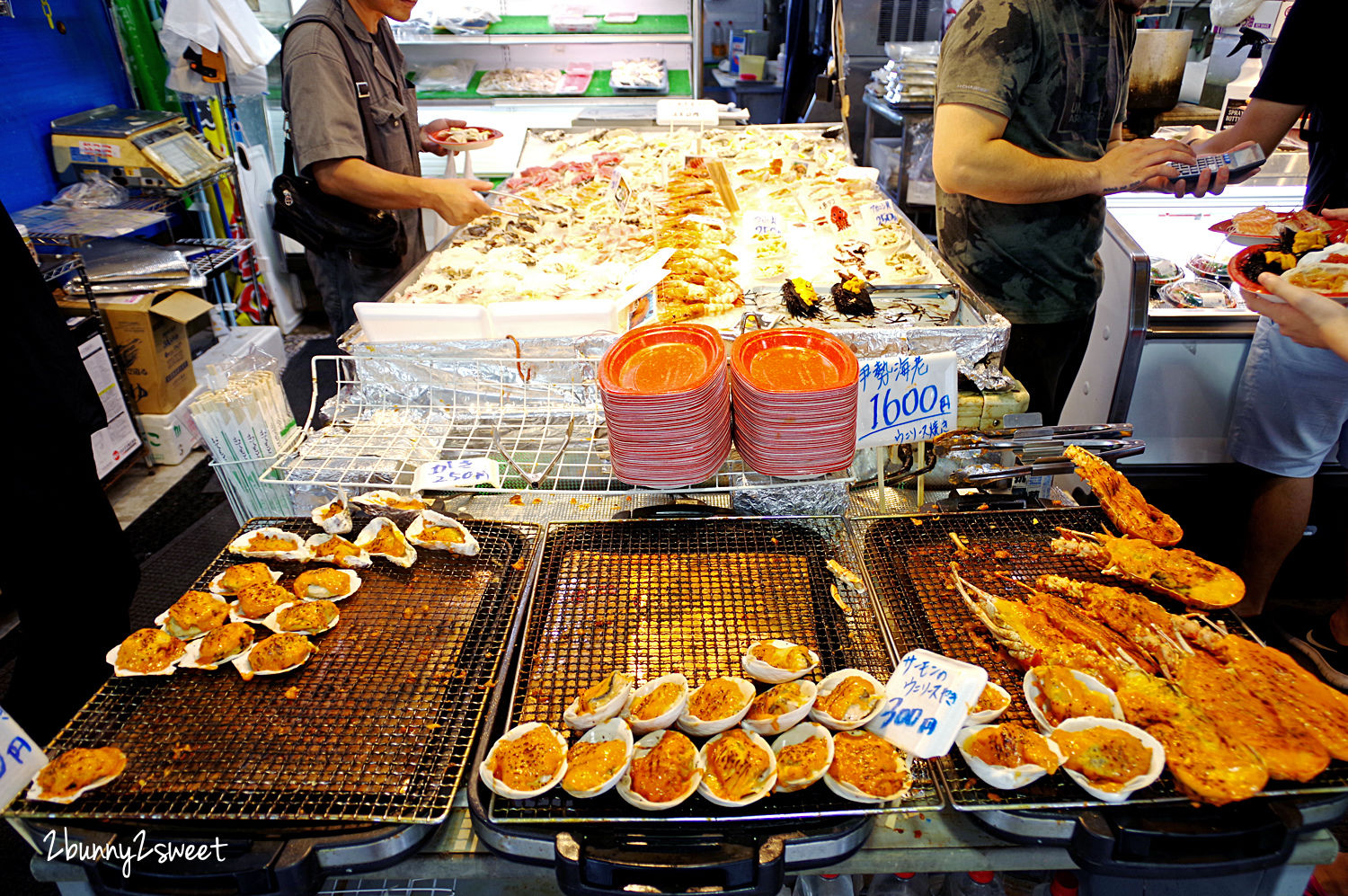 [沖繩｜系滿。美食] 系滿漁市場～新鮮平價、環境乾淨、附設餐區、生熟食都有都有～適合親子用餐的魚市美食區｜沖繩美食｜系滿美食｜海鮮料理 @兔兒毛毛姊妹花
