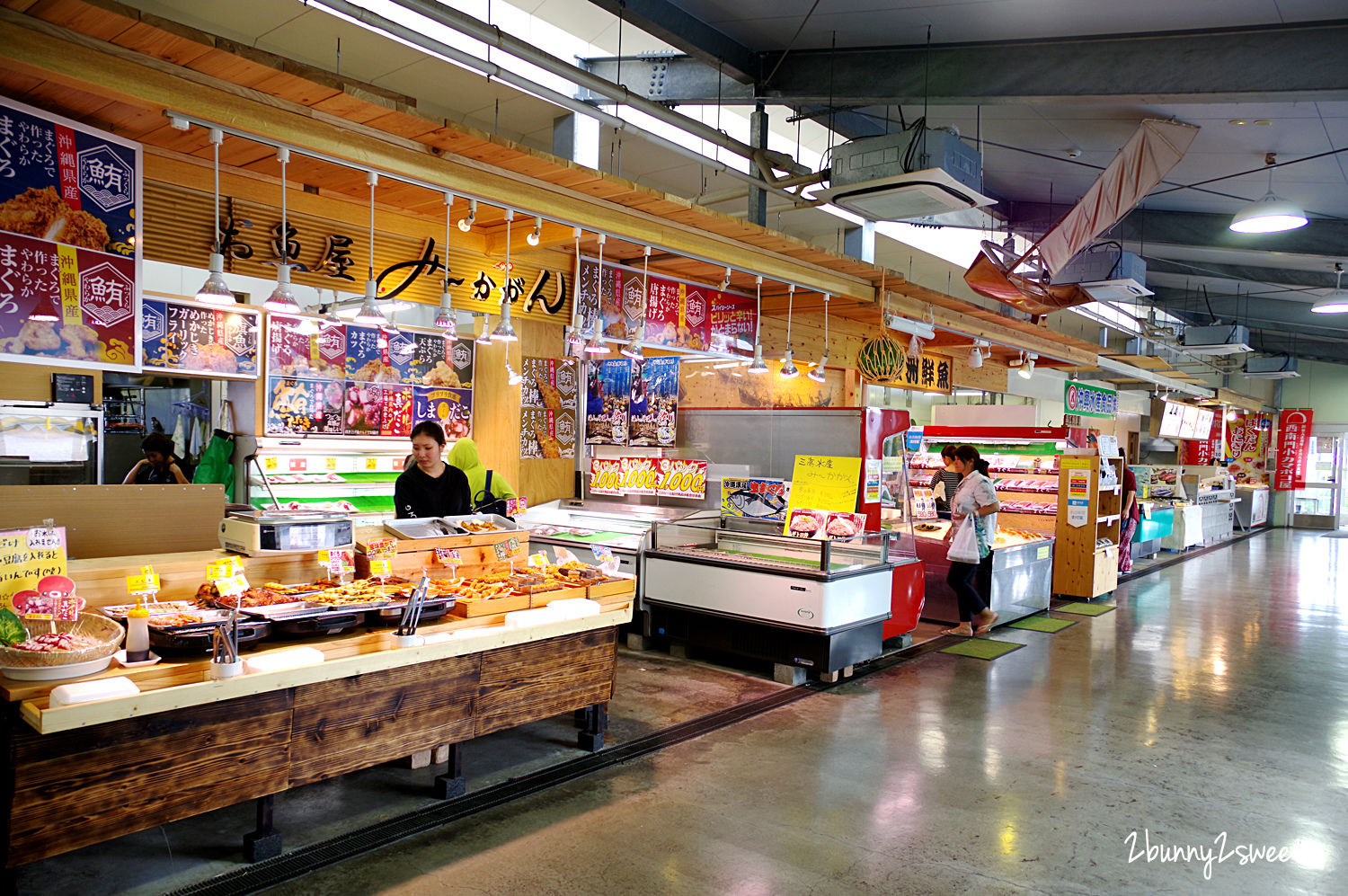 [沖繩｜系滿。美食] 系滿漁市場～新鮮平價、環境乾淨、附設餐區、生熟食都有都有～適合親子用餐的魚市美食區｜沖繩美食｜系滿美食｜海鮮料理 @兔兒毛毛姊妹花