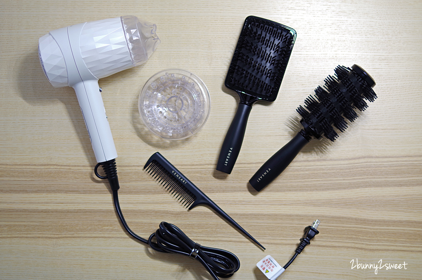 [生活家電。開箱] VENSART V0 專利螺旋風護髮吹風機～專利旋風氣流快速乾髮 x 智能恆溫不流汗、不燙傷 x 負離子讓秀髮柔順光亮～好用又漂亮的高質感吹風機 @兔兒毛毛姊妹花