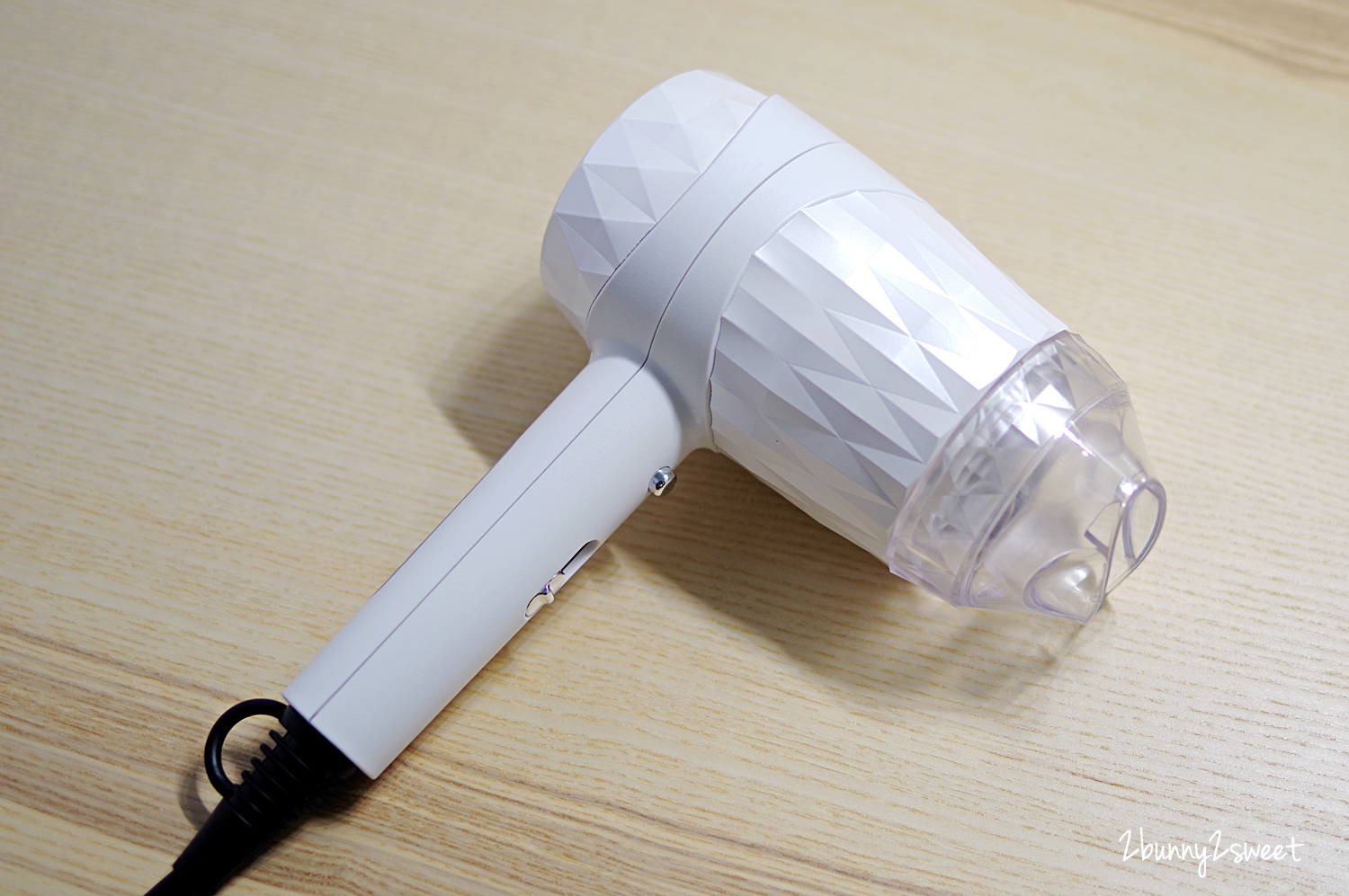 [生活家電。開箱] VENSART V0 專利螺旋風護髮吹風機～專利旋風氣流快速乾髮 x 智能恆溫不流汗、不燙傷 x 負離子讓秀髮柔順光亮～好用又漂亮的高質感吹風機 @兔兒毛毛姊妹花