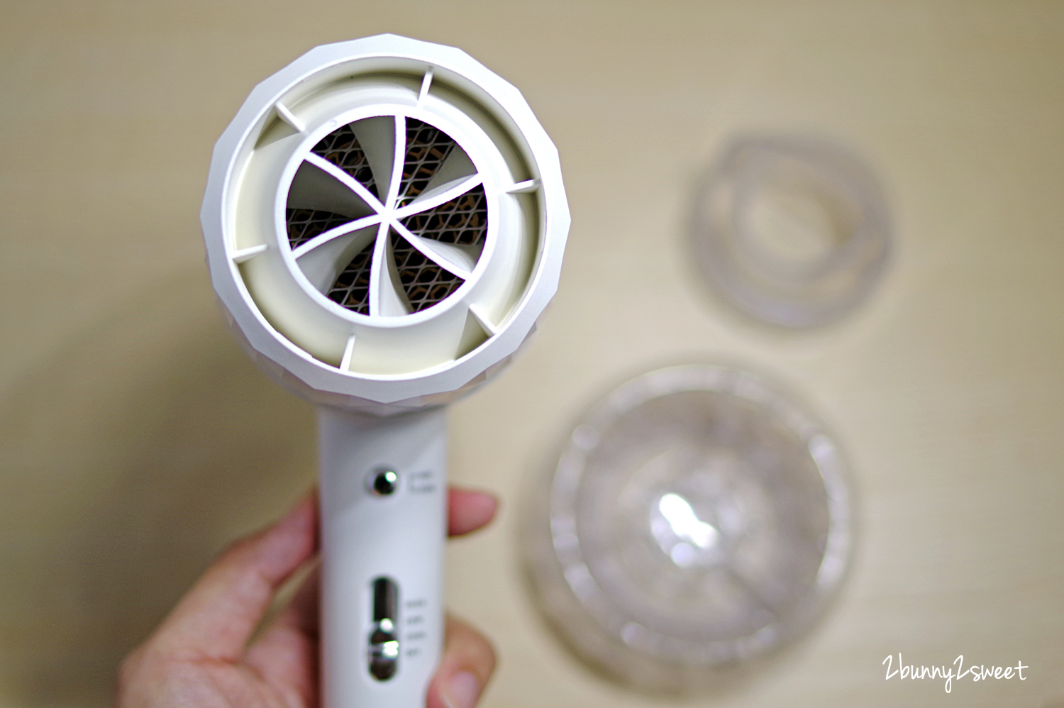 [生活家電。開箱] VENSART V0 專利螺旋風護髮吹風機～專利旋風氣流快速乾髮 x 智能恆溫不流汗、不燙傷 x 負離子讓秀髮柔順光亮～好用又漂亮的高質感吹風機 @兔兒毛毛姊妹花