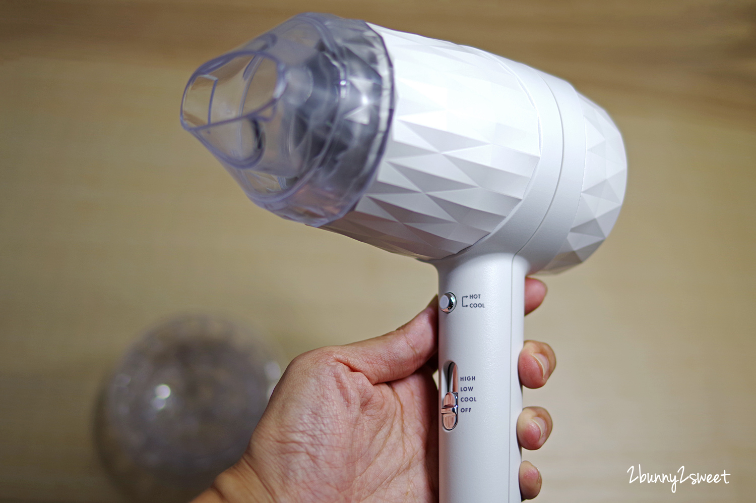 [生活家電。開箱] VENSART V0 專利螺旋風護髮吹風機～專利旋風氣流快速乾髮 x 智能恆溫不流汗、不燙傷 x 負離子讓秀髮柔順光亮～好用又漂亮的高質感吹風機 @兔兒毛毛姊妹花