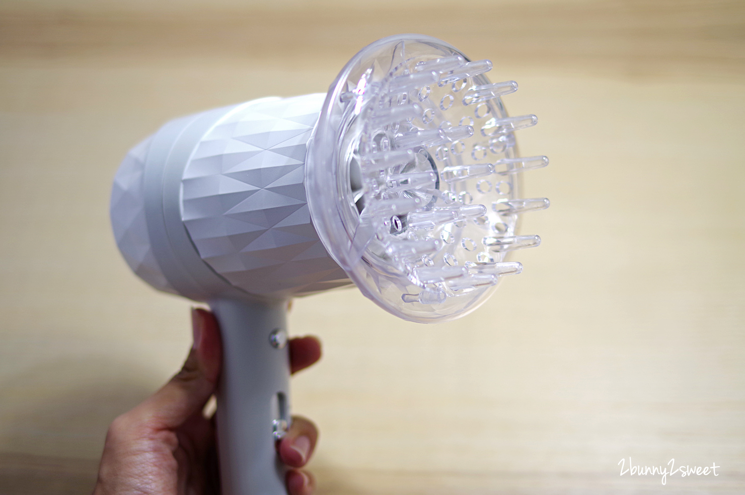 [生活家電。開箱] VENSART V0 專利螺旋風護髮吹風機～專利旋風氣流快速乾髮 x 智能恆溫不流汗、不燙傷 x 負離子讓秀髮柔順光亮～好用又漂亮的高質感吹風機 @兔兒毛毛姊妹花