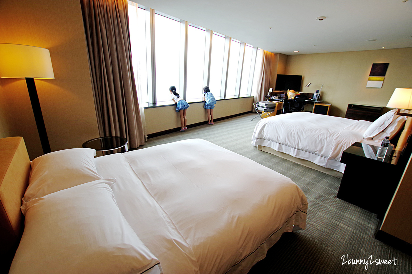 [台中。親子友善飯店] 台中亞緻大飯店 The Landis Taichung (原 Hotel ONE)～擁有絕佳地理位置、中台灣最高飯店景致、豐盛美味餐飲、便利智慧化客房、暖心療癒小物～適合商務人士也適合親子的高質感飯店｜頂餐廳下午茶｜異料理早餐 @兔兒毛毛姊妹花