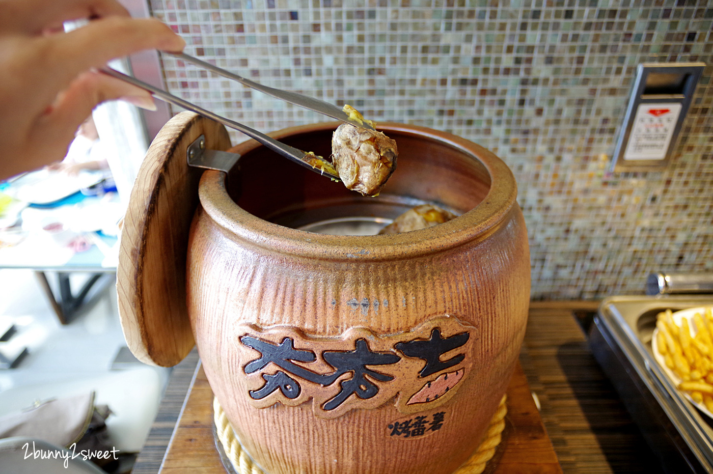 [台中。親子友善飯店] 台中亞緻大飯店 The Landis Taichung (原 Hotel ONE)～擁有絕佳地理位置、中台灣最高飯店景致、豐盛美味餐飲、便利智慧化客房、暖心療癒小物～適合商務人士也適合親子的高質感飯店｜頂餐廳下午茶｜異料理早餐 @兔兒毛毛姊妹花